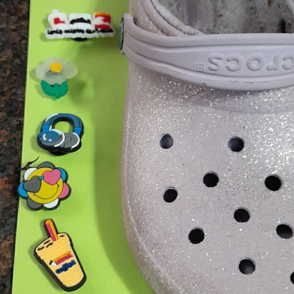 Child's Crocs and 10 Jibbitz Charms...Size 4 - Picture 5 of 8